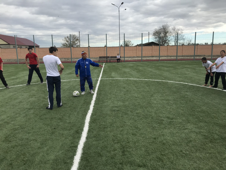 На футбольном поле.